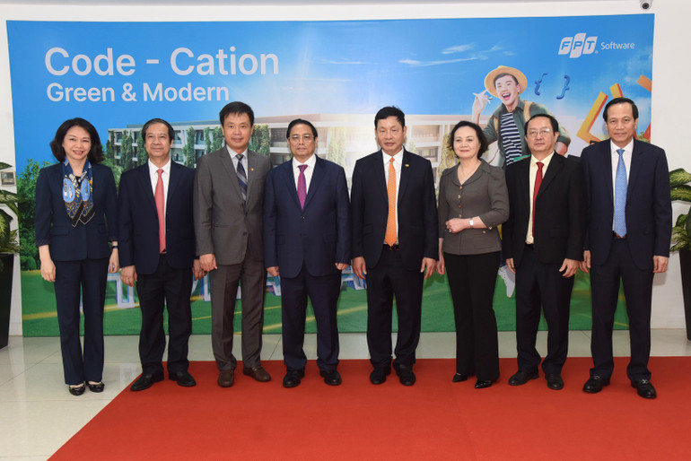 Thủ tướng Phạm Minh Chính với lãnh đạo Tập đoàn FPT.