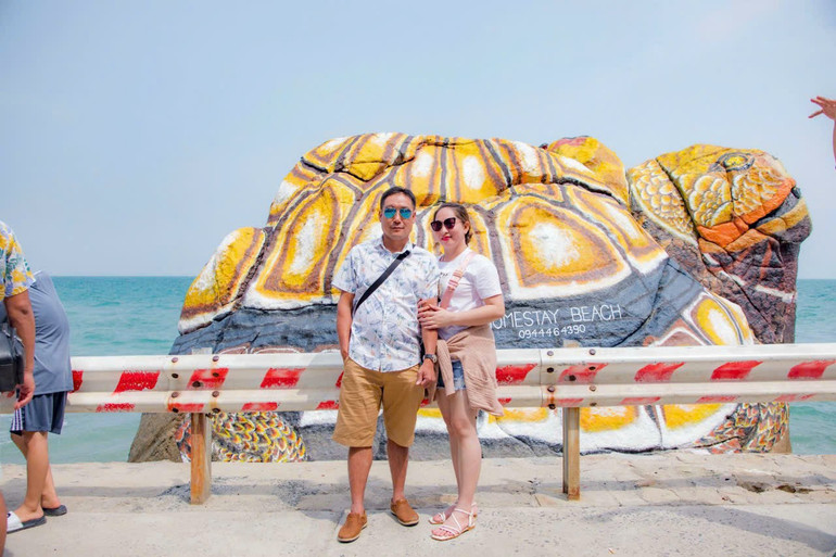 Du khách tham quan du lịch Kiên Hải.