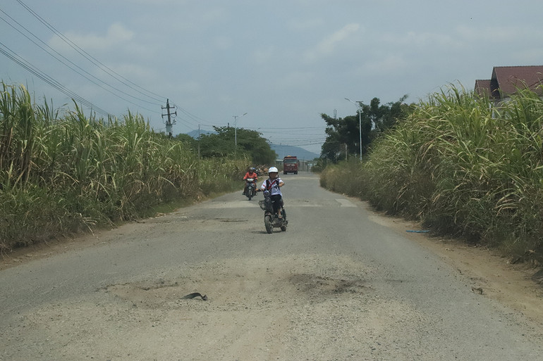 [Ảnh] Tuyến đường quan trọng nối 2 quốc lộ ở Đắk Lắk bị hư hỏng nghiêm trọng ảnh 11