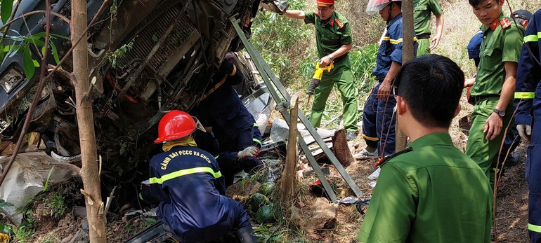 Lực lượng cứu hộ Công an tỉnh Phú Yên đang đưa người bị kẹt trong xe ra ngoài trong vụ tai nạn tại huyện Tuy An.