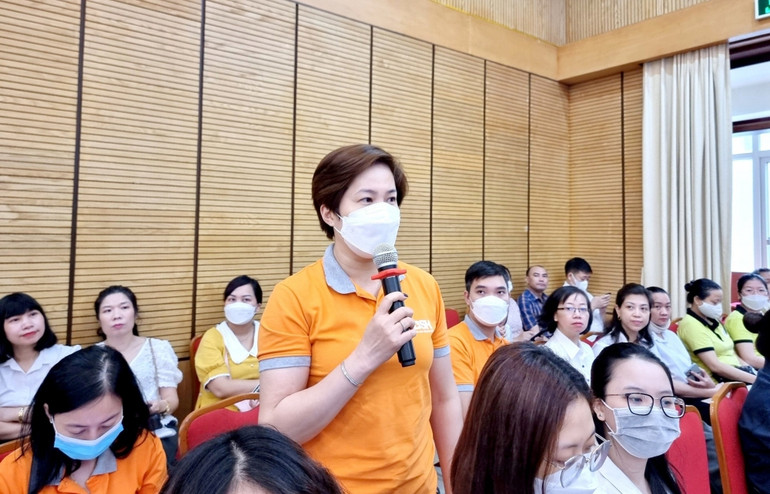 Đại diện người lao động giao lưu, đặt câu hỏi. Đại diện người lao động giao lưu, đặt câu hỏi.