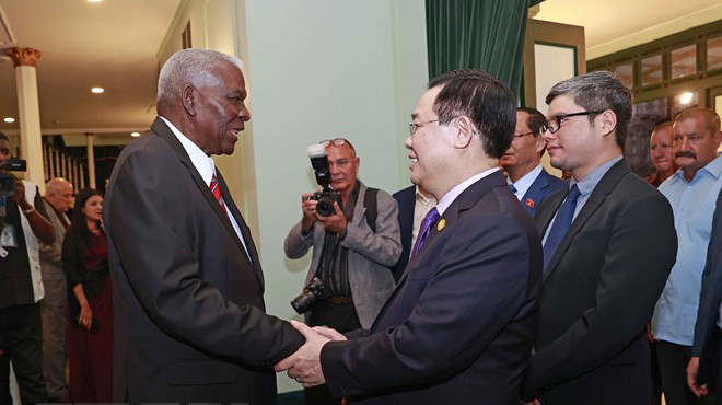 Chủ tịch Quốc hội Vương Đình Huệ và Chủ tịch Quốc hội Cộng hòa Cuba Esteban Lazo Hernandez đến dự chương trình.