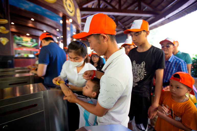 Công tác đón tiếp, mua vé vào cổng được phục vụ chu đáo, tránh ùn tắc, chen lấn, xô đẩy. Công tác đón tiếp, mua vé vào cổng được phục vụ chu đáo, tránh ùn tắc, chen lấn, xô đẩy.