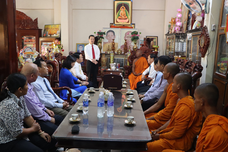 Đồng chí Lê Hồng Quang chúc Tết các hòa thượng, cùng toàn thể đồng bào Khmer đón Tết cổ truyền vui tươi, an lành, đầm ấm.