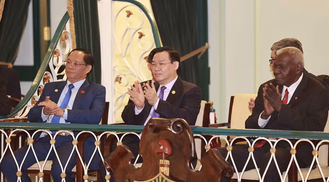 Chủ tịch Quốc hội Vương Đình Huệ và Chủ tịch Quốc hội Cộng hòa Cuba Esteban Lazo Hernandez dự chương trình.