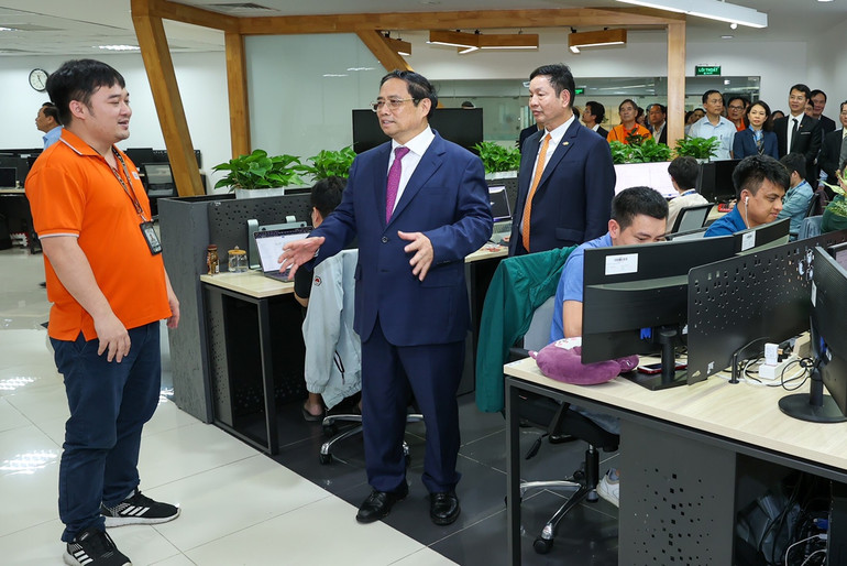 Thủ tướng Phạm Minh Chính thăm Trung tâm nghiên cứu, phát triển phần mềm của FPT.