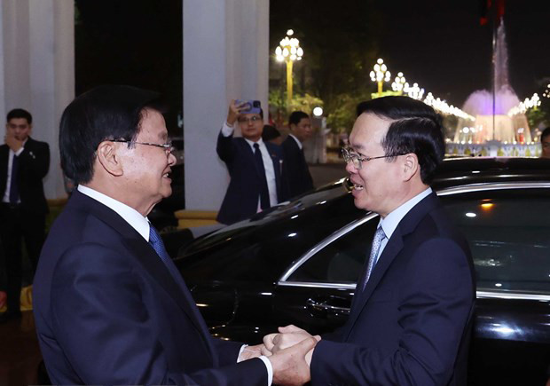 Tổng Bí thư, Chủ tịch nước Lào Thongloun Sisoulith tiễn Chủ tịch nước Võ Văn Thưởng.