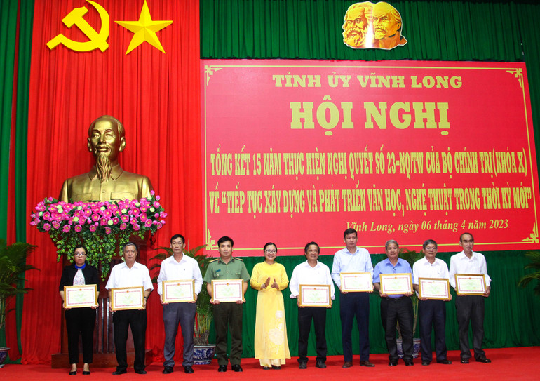 Ban tổ chức trao Bằng khen cho các cá nhân đã có thành tích xuất sắc trong tổ chức thực hiện Nghị quyết số 23-NQ/TW.