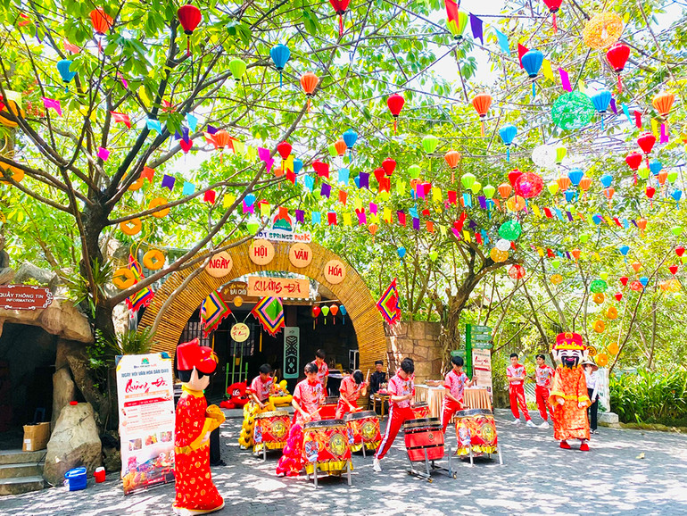 Biểu diễn trống hội. Biểu diễn trống hội.