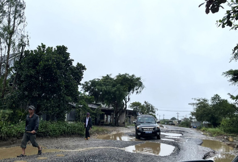 [Ảnh] Tuyến đường quan trọng nối 2 quốc lộ ở Đắk Lắk bị hư hỏng nghiêm trọng ảnh 3