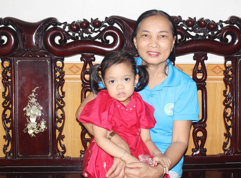 Chị Nguyễn Thị Hương, người được Chủ tịch Cuba Fidel Castro đề nghị các bác sĩ của phái đoàn cấp cứu sau sự cố trúng bom bi, phát nổ vào ngày 15/9/1973. (Ảnh: LÂM QUANG HUY)