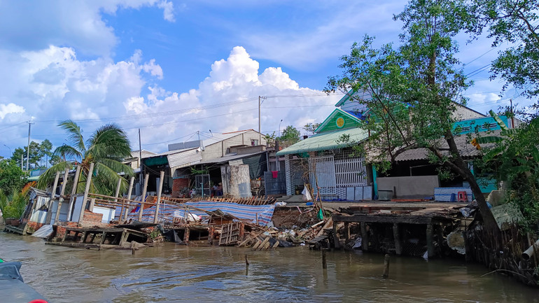 Kênh Đốc Phủ Hiền có dòng chảy mạnh và nhiều phương tiện thủy lưu thông gây sạt lở nhiều nơi.