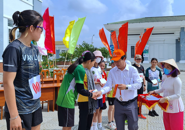 Ban tổ chức trao thưởng cho các thí sinh đoạt giải cao đi bộ thể thao và đạp xe đạp xuyên rừng vào trưa 27/4.