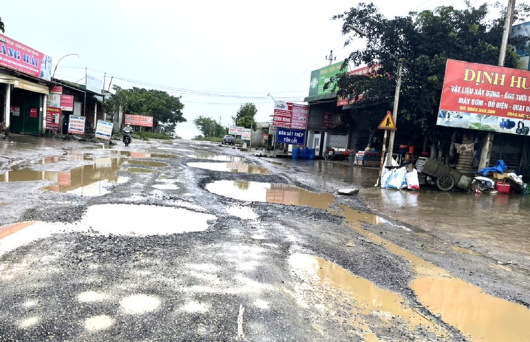 [Ảnh] Tuyến đường quan trọng nối 2 quốc lộ ở Đắk Lắk bị hư hỏng nghiêm trọng ảnh 2