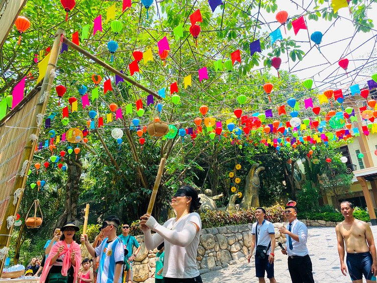 Trò chơi dân gian “bịt mắt đập niêu” khiến nhiều người lớn thích thú vì được nhận một vé trở lại tuổi thơ. Trò chơi dân gian “bịt mắt đập niêu” khiến nhiều người lớn thích thú vì được nhận một vé trở lại tuổi thơ.