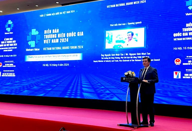 Thứ trưởng Công thương Nguyễn Sinh Nhật Tân phát biểu tại diễn đàn.