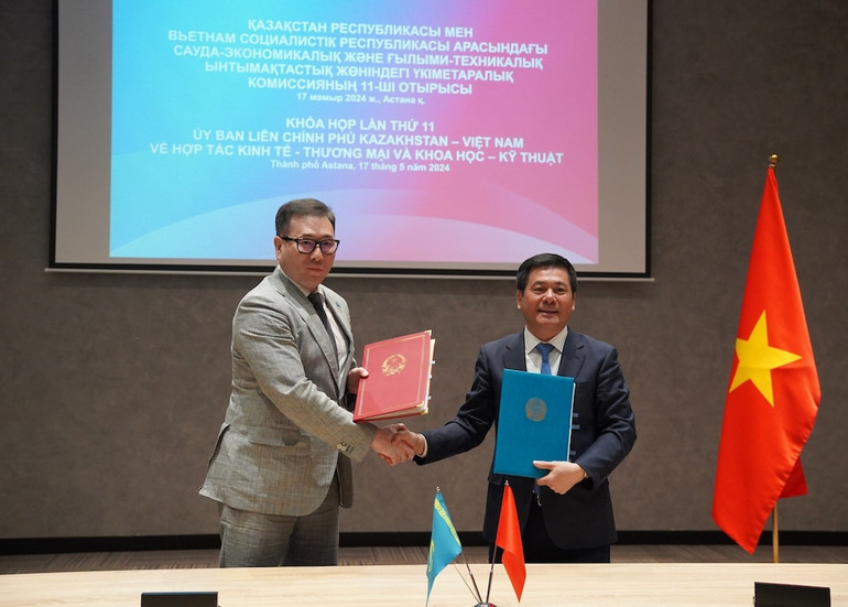 Bộ trưởng Nguyễn Hồng Diên và Bộ trưởng Arman Shakkaliyev ký Biên bản Khóa họp lần thứ 11 của Ủy ban liên Chính phủ.