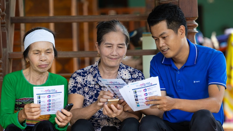 Nhân viên VNPT hướng dẫn khách hàng sử dụng dịch vụ.