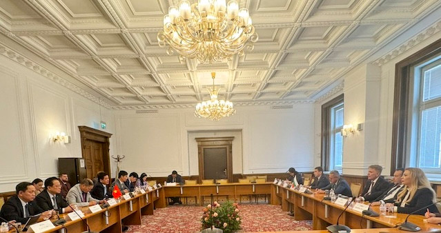 Bộ trưởng Nguyễn Hồng Diên làm việc với Chủ tịch Đảng Phong trào vì quyền và tự do Bulgaria Delyan Slavchev Peevski.