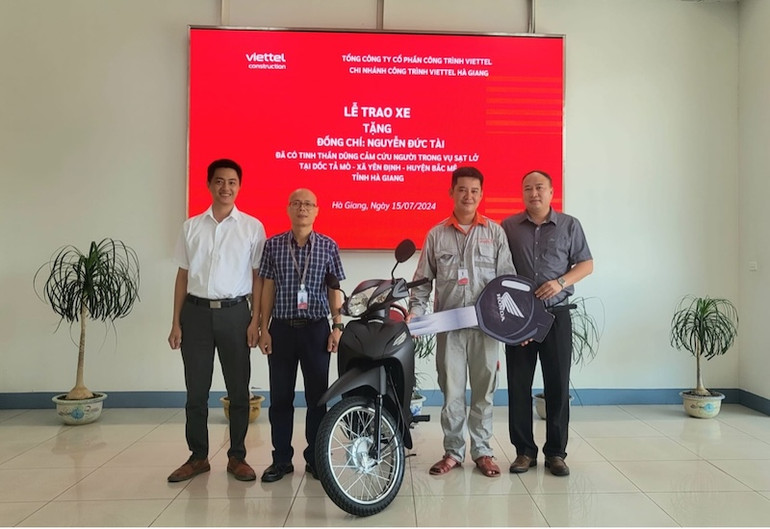 Viettel trao tặng chiếc xe máy mới cho anh Nguyễn Đức Tài