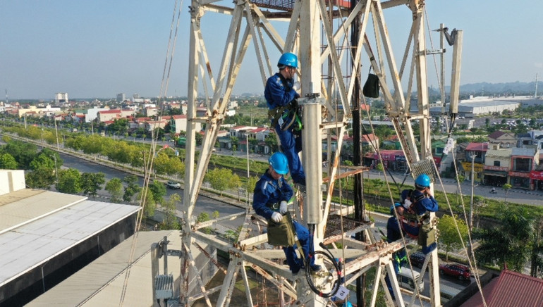 Kỹ thuật viên của VNPT Net lắp đặt thiết bị hạ tầng viễn thông. Kỹ thuật viên của VNPT Net lắp đặt thiết bị hạ tầng viễn thông.