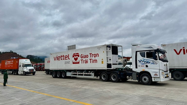 Xe hàng hoạt động trong Công viên Logistics Viettel.