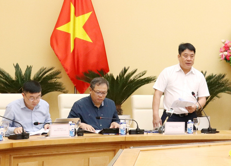 Tổng giám đốc EVN Nguyễn Anh Tuấn báo cáo tiến độ các dự án.