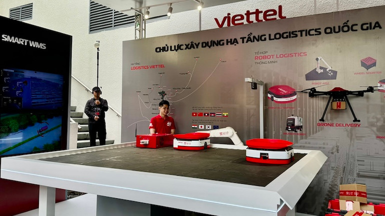 Hệ thống robot tự hành chia chọn tự động của Viettel Post.