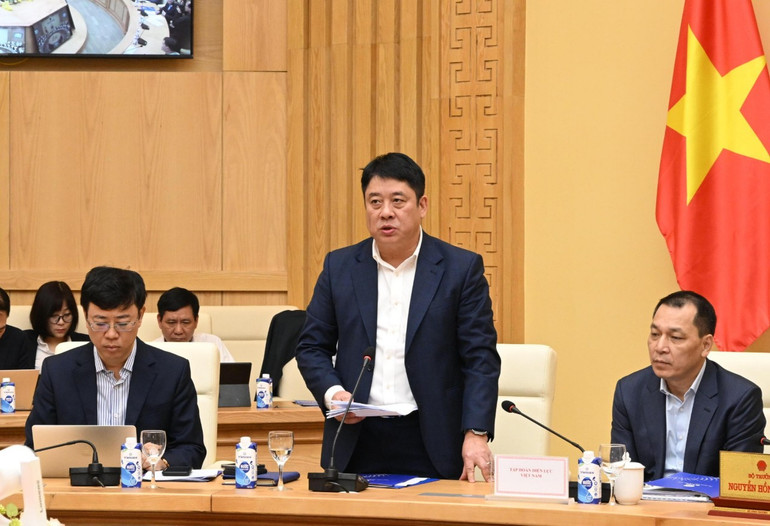 Tổng Giám đốc EVN Nguyễn Anh Tuấn báo cáo tại cuộc họp.
