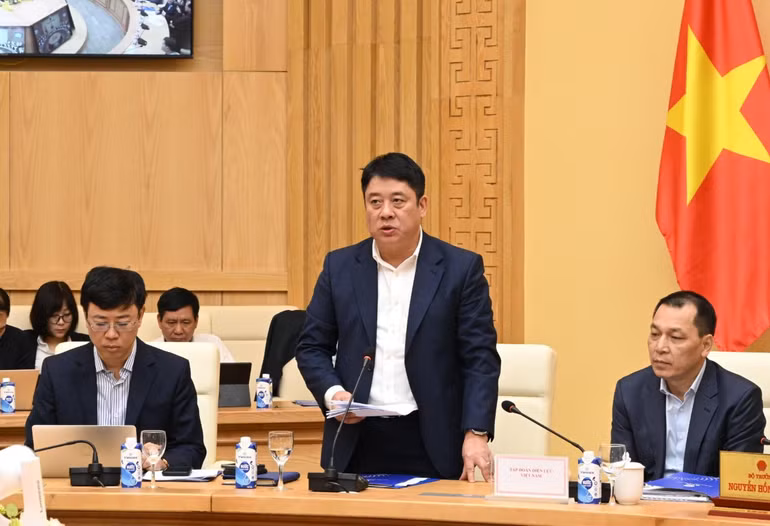 Tổng Giám đốc EVN Nguyễn Anh Tuấn báo cáo tại cuộc họp. Tổng Giám đốc EVN Nguyễn Anh Tuấn báo cáo tại cuộc họp.