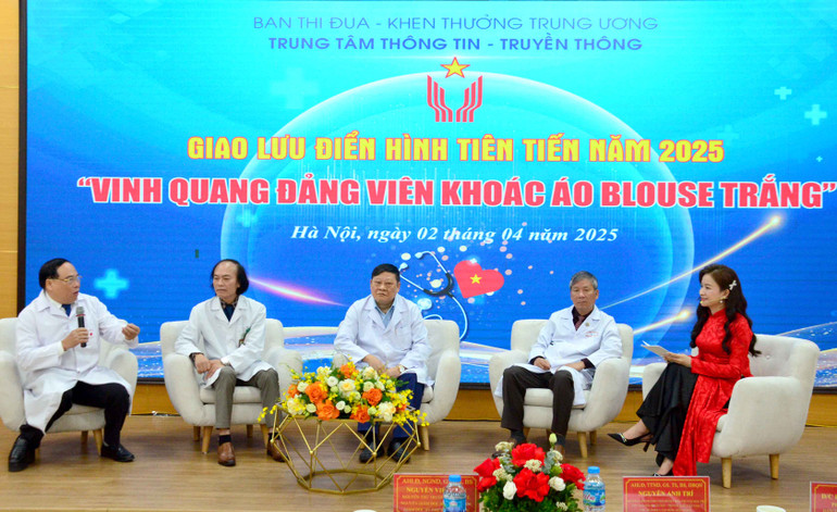 Các bác sĩ tham gia giao lưu trong chương trình. Ảnh: PHẠM CƯỜNG.