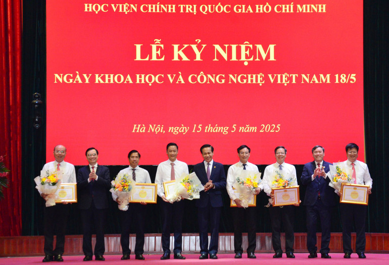 Trao tặng bằng khen của Giám đốc Học viện cho các đơn vị có thành tích về xây dựng các báo cáo, kiến nghị. (Ảnh: PHẠM CƯỜNG) Trao tặng bằng khen của Giám đốc Học viện cho các đơn vị có thành tích về xây dựng các báo cáo, kiến nghị. (Ảnh: PHẠM CƯỜNG)
