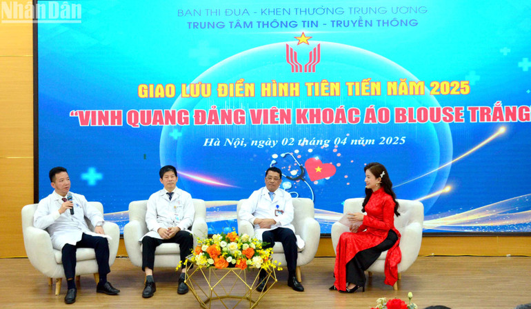 Các bác sĩ tham gia giao lưu trong chương trình. Ảnh: PHẠM CƯỜNG