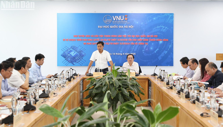 Đồng chí Lê Quân, Giám đốc Đại học Quốc gia Hà Nội phát biểu tại buổi làm việc.