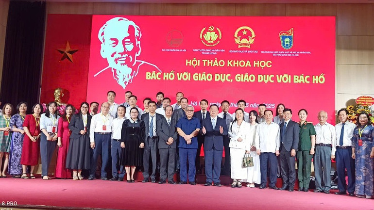 Đồng chí Nguyễn Trọng Nghĩa, Ủy viên Bộ Chính trị, Bí thư Trung ương Đảng, Trưởng Ban Tuyên giáo và Dân vận Trung ương chụp ảnh lưu niệm cùng các đại biểu.