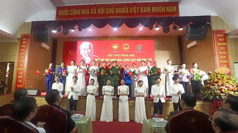 Tiết mục văn nghệ chào mừng.