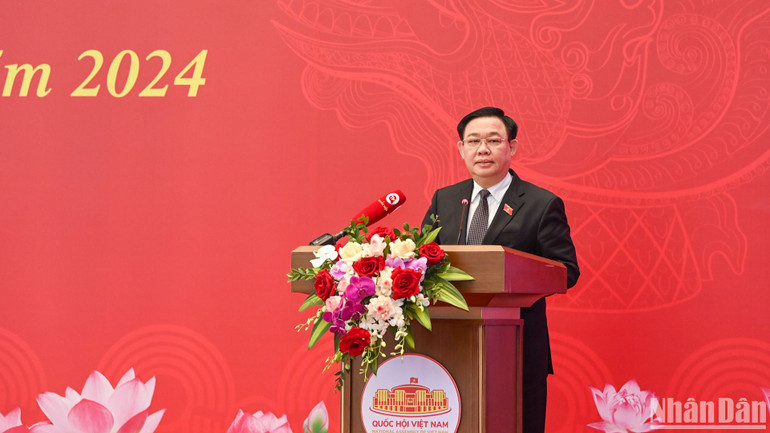 Chủ tịch Quốc hội cho biết Ủy ban Thường vụ Quốc hội chỉ đạo đẩy mạnh truyền thông, thông tin kịp thời đến cử tri, nhân dân các luật, nghị quyết của Quốc hội.