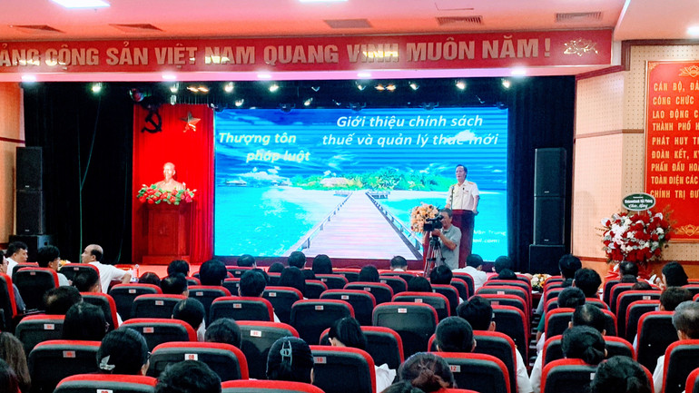 Đại diện Cục Thuế Hải Phòng phổ biến các chính sách thuế mới. Đại diện Cục Thuế Hải Phòng phổ biến các chính sách thuế mới.