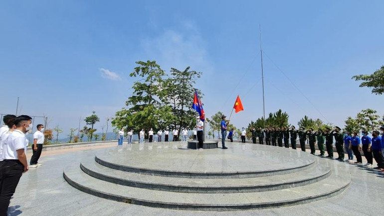 Buổi lễ chào cờ tại cột mốc 3 biên Việt Nam-Lào-Campuchia tại xã Pờ Y, huyện Ngọc Hồi, tỉnh Kon Tum.