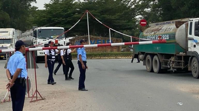 Lực lượng bảo vệ của FIDC ngăn chặn các đơn vị bên ngoài không được vào khu công nghiệp để xử lý môi trường.