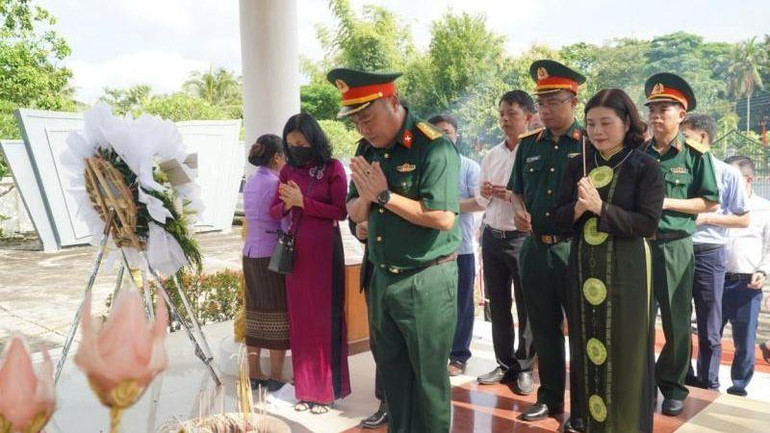 Đoàn Đại sứ quán và các cơ quan Việt Nam bên cạnh Đại sứ quán dâng hương tại buổi lễ. (Ảnh: Xuân Sơn)
