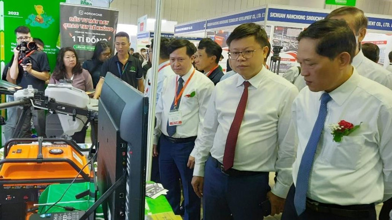 Các đại biểu tham quan triển lãm, trình diễn công nghệ Growtech/Foodtech. Các đại biểu tham quan triển lãm, trình diễn công nghệ Growtech/Foodtech.