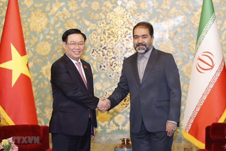 Chủ tịch Quốc hội Vương Đình Huệ và Tỉnh trưởng Isfahan Reza Mortazavi. (Ảnh: Doãn Tấn/TTXVN)