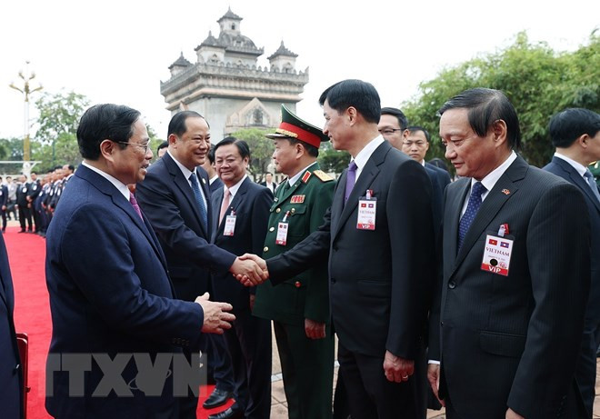Thủ tướng Phạm Minh Chính giới thiệu các thành viên Đoàn đại biểu cấp cao Việt Nam với Thủ tướng Lào Sonexay Siphandone. (Ảnh: Dương Giang/TTXVN)