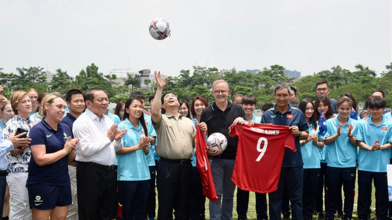 Thủ tướng Phạm Minh Chính với trái bóng của ban huấn luyện và các cầu thủ đội bóng đá nữ Việt Nam tặng.