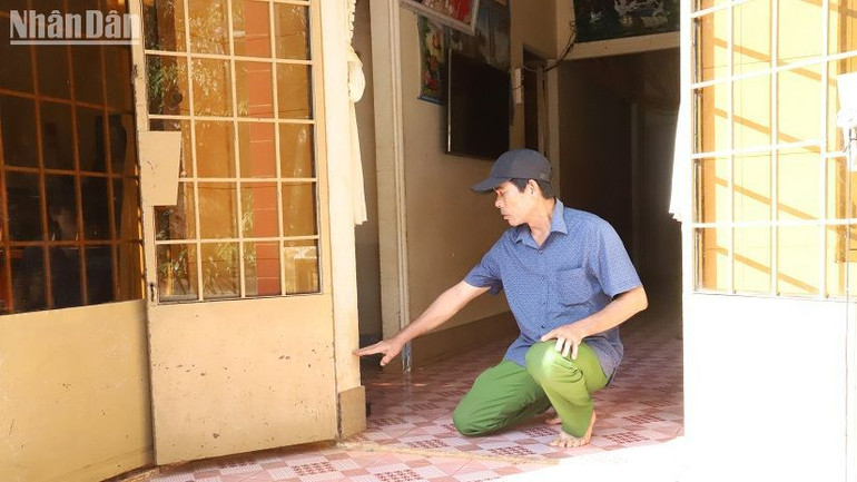 Mỗi khi mưa lớn nước mưa từ mương thoát nước đường Võ Văn Tần tràn vào nhà dân gây ngập khoảng 0,4m.