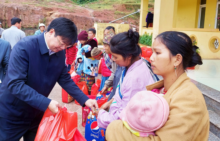 Tặng quà Tết cho đồng bào Ma Coong ở bản Troi, xã Thượng Trạch, huyện Bố Trạch.