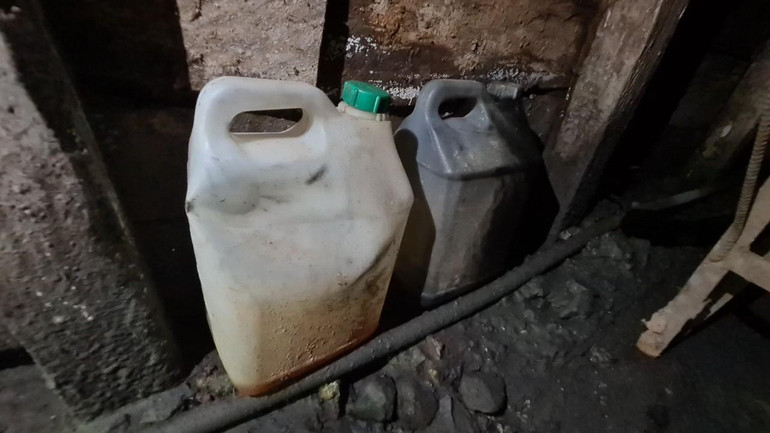 Nhiều loại dung dịch, hóa chất độc hại được vận chuyển vào hầm để dùng cho việc tách lọc tạp chất, phản quang trong quá trình tìm vàng.