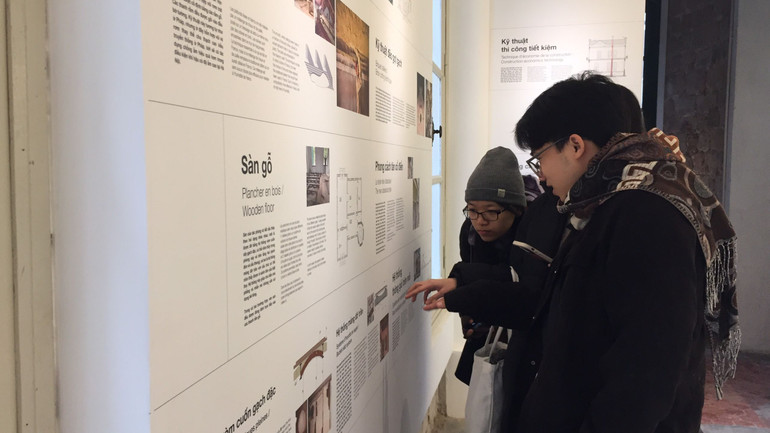 Các bạn trẻ thích thú khám phá về kiến trúc, vật liệu xây dựng biệt thự.
