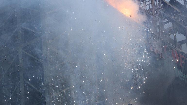 Lửa nhanh chóng lan rộng phía mặt trước, đồng thời, tại hiện trường có nhiều khói bốc lên.